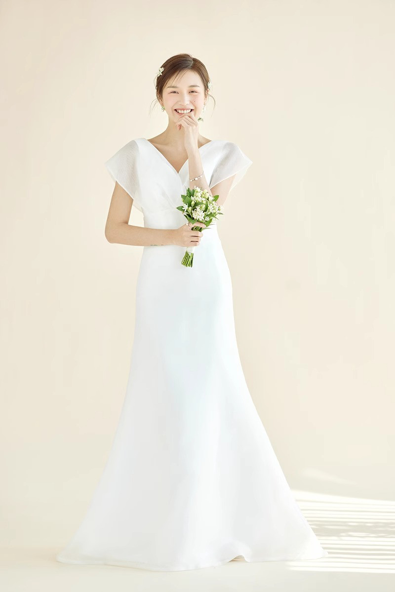 ウェディングドレス 白 黒 Vネック 裾引き シンプル 韓国風 花嫁 披露宴 前撮り 二次会 お呼ばれ AK664