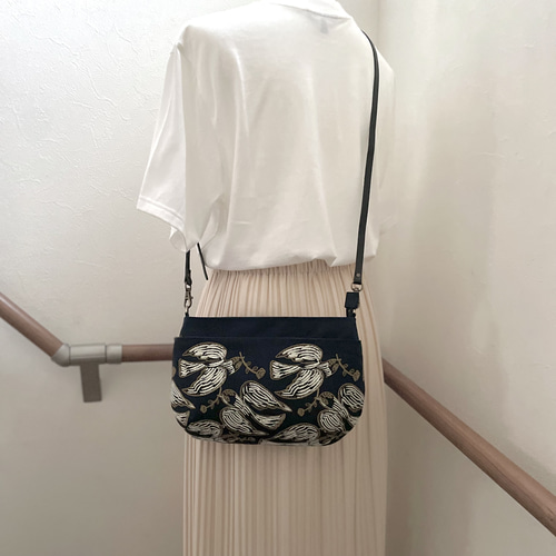 ⚮̈ミナペルホネン following day navy ドラポケショルダー ポシェット