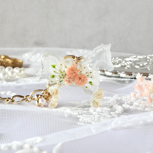 馬とかすみ草のフラワーチャーム】温もりのオレンジ バッグチャーム