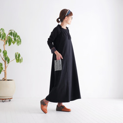 增添一絲溫暖和俏皮感 *手工編織口袋裝飾 *抓絨內襯 *保暖 *背帶裙 *黑色 第4張的照片