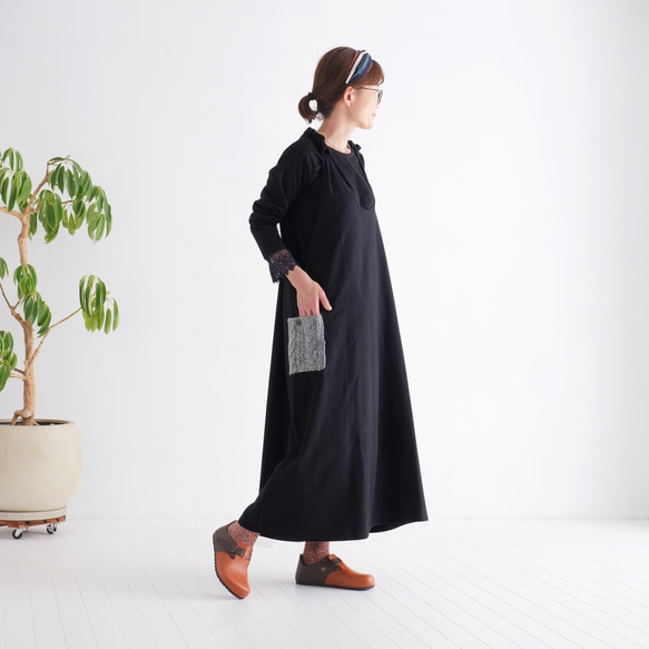 增添一絲溫暖和俏皮感 *手工編織口袋裝飾 *抓絨內襯 *保暖 *背帶裙 *黑色 第4張的照片