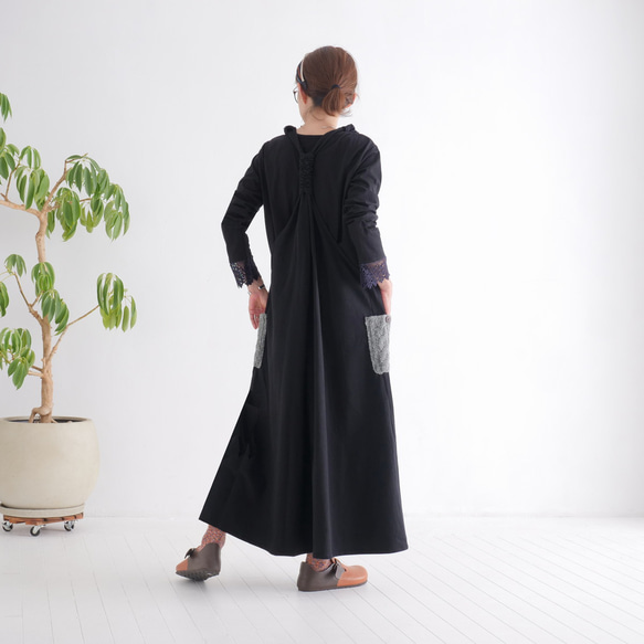 增添一絲溫暖和俏皮感 *手工編織口袋裝飾 *抓絨內襯 *保暖 *背帶裙 *黑色 第5張的照片