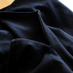 增添一絲溫暖和俏皮感 *手工編織口袋裝飾 *抓絨內襯 *保暖 *背帶裙 *黑色 第9張的照片