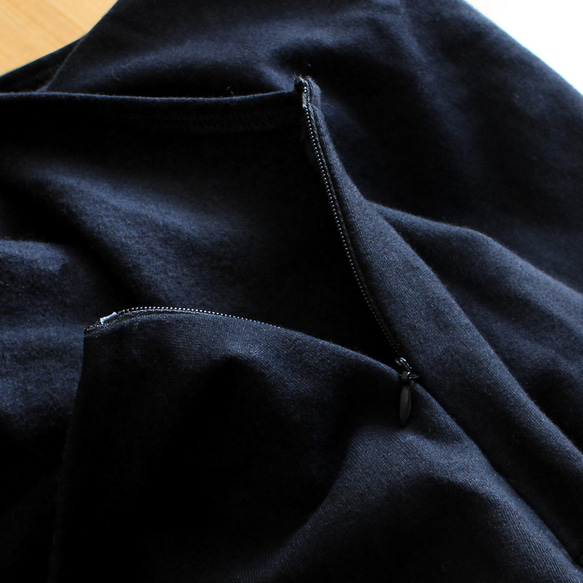 增添一絲溫暖和俏皮感 *手工編織口袋裝飾 *抓絨內襯 *保暖 *背帶裙 *黑色 第9張的照片