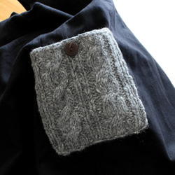 增添一絲溫暖和俏皮感 *手工編織口袋裝飾 *抓絨內襯 *保暖 *背帶裙 *黑色 第8張的照片