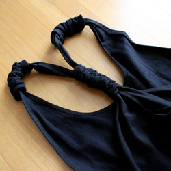 增添一絲溫暖和俏皮感 *手工編織口袋裝飾 *抓絨內襯 *保暖 *背帶裙 *黑色 第10張的照片