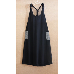 增添一絲溫暖和俏皮感 *手工編織口袋裝飾 *抓絨內襯 *保暖 *背帶裙 *黑色 第6張的照片