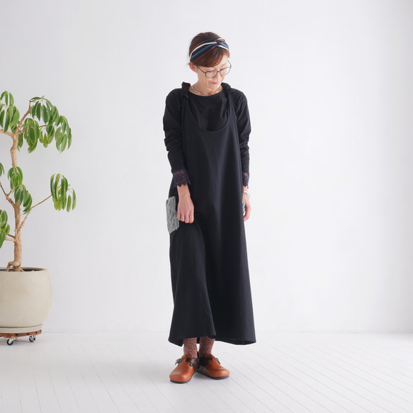 增添一絲溫暖和俏皮感 *手工編織口袋裝飾 *抓絨內襯 *保暖 *背帶裙 *黑色 第2張的照片