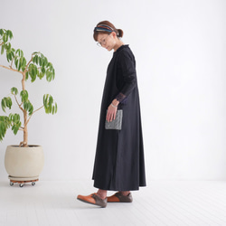 增添一絲溫暖和俏皮感 *手工編織口袋裝飾 *抓絨內襯 *保暖 *背帶裙 *黑色 第3張的照片