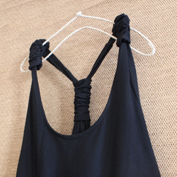 增添一絲溫暖和俏皮感 *手工編織口袋裝飾 *抓絨內襯 *保暖 *背帶裙 *黑色 第7張的照片