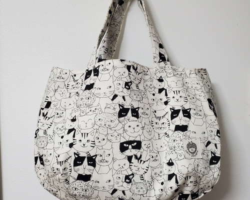 普段使いのマチたっぷりトートバッグ ねこ柄 トートバッグ haru haru