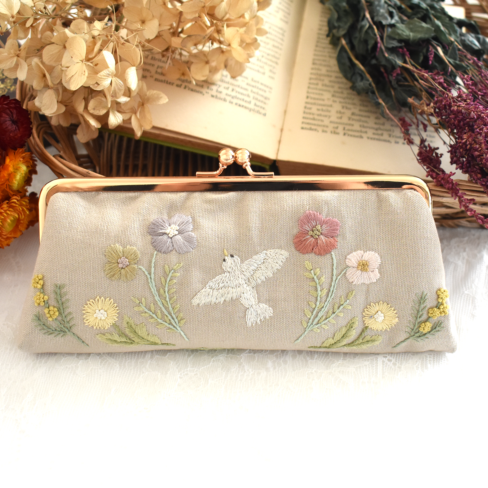白い鳥とお花たちのペンケース　ベージュ