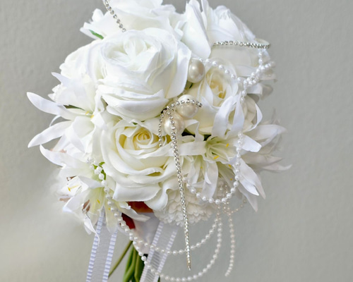 パールチェーンが揺れる 上質ホワイトのラウンドブーケ｜ウェディング