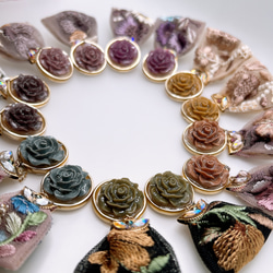 2way/すみカラーの薔薇×インド刺繍リボン×スワロのアンティークな薫り漂うニュアンスカラー薔薇ピアス・イヤリング 1枚目の画像