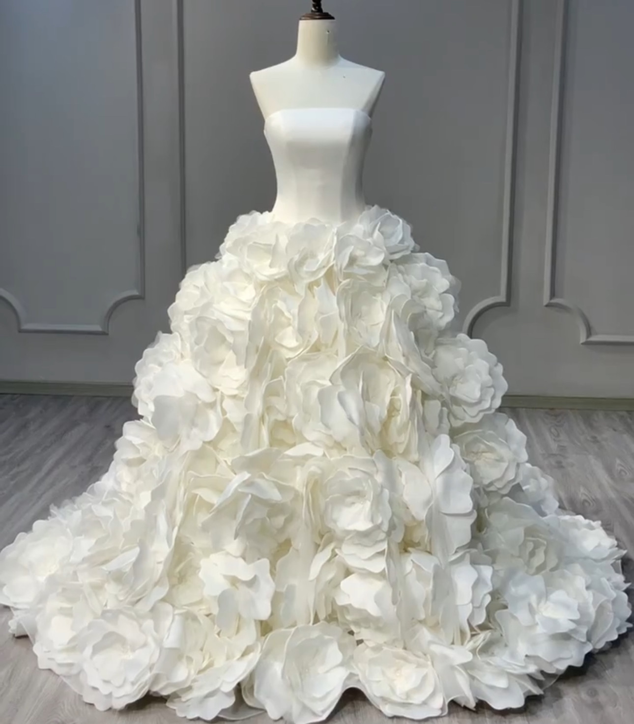 圧倒的に存在感　立体的に薔薇ローズ　編み上げ　サイズオーダー可能　海外挙式　ブライダル　オフホワイト　美品お姫様フレア