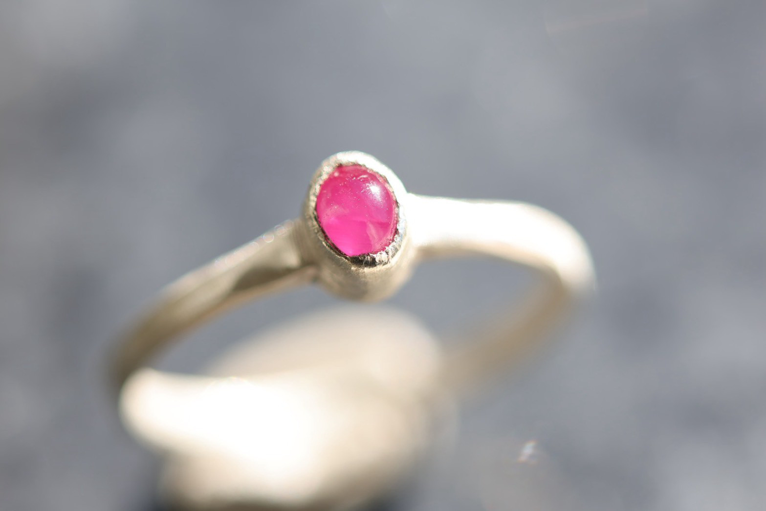 【タイ・チャンタブリーで厳選】透明度が高いのにスター入り！ビルマ産　ルビー・シルバーリング【秘星】