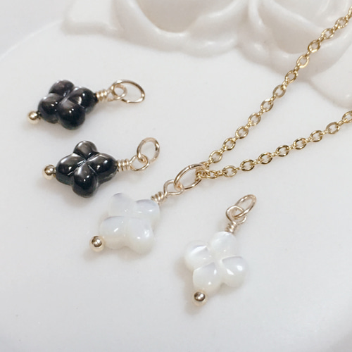 14kgf】【幸せを呼ぶ四つ葉のクローバー】白蝶貝・黒蝶貝のチャーム