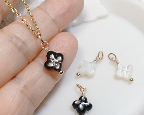14kgf】【幸せを呼ぶ四つ葉のクローバー】白蝶貝・黒蝶貝のチャーム
