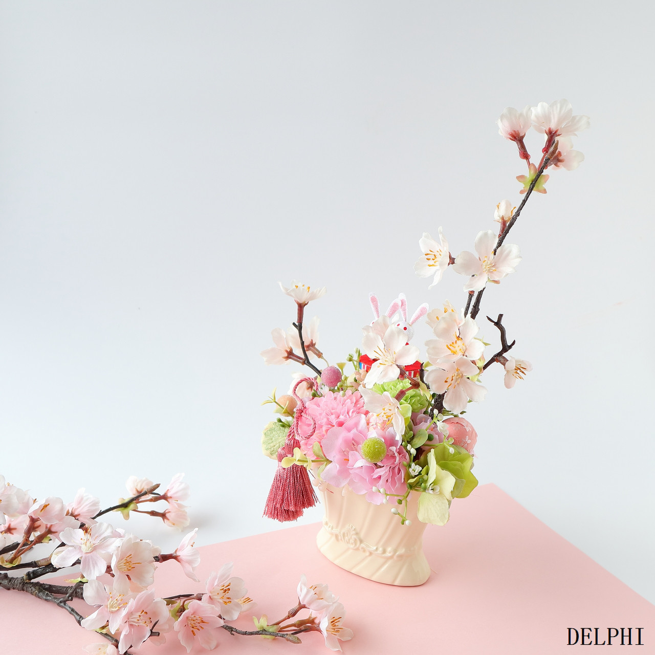 うさぎのひな祭りアレンジメント【アーティフィシャルフラワー/造花】お雛様　桃の節句　春ギフト　桜アレンジメント　お祝い