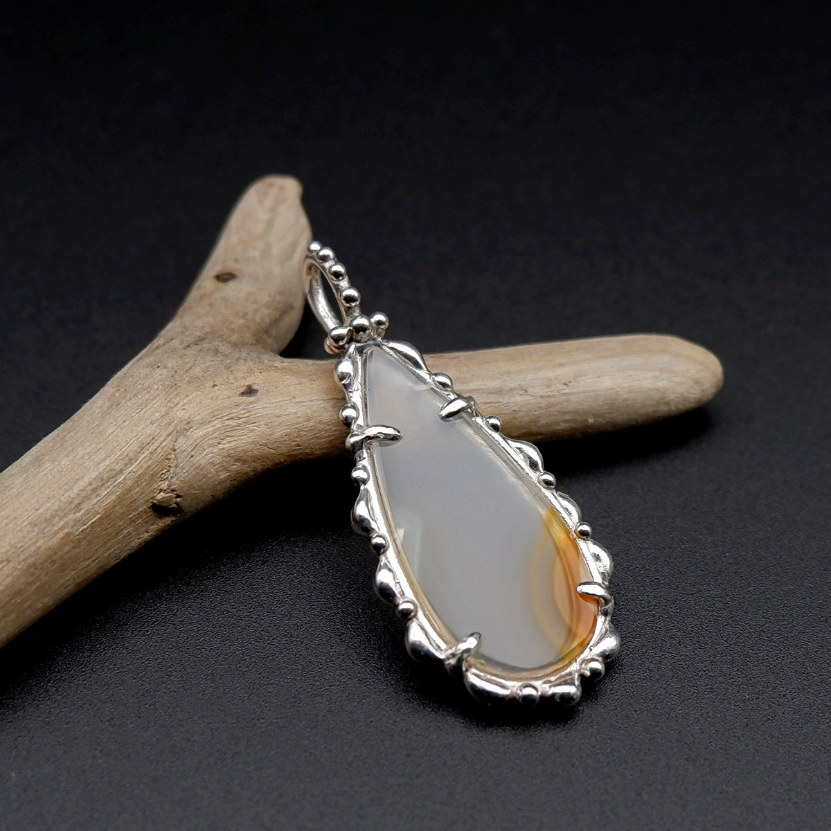 イリスアゲートの粒飾りペンダント　～虹を閉じ込めた石～　　天然石アクセサリー　一点物　macari