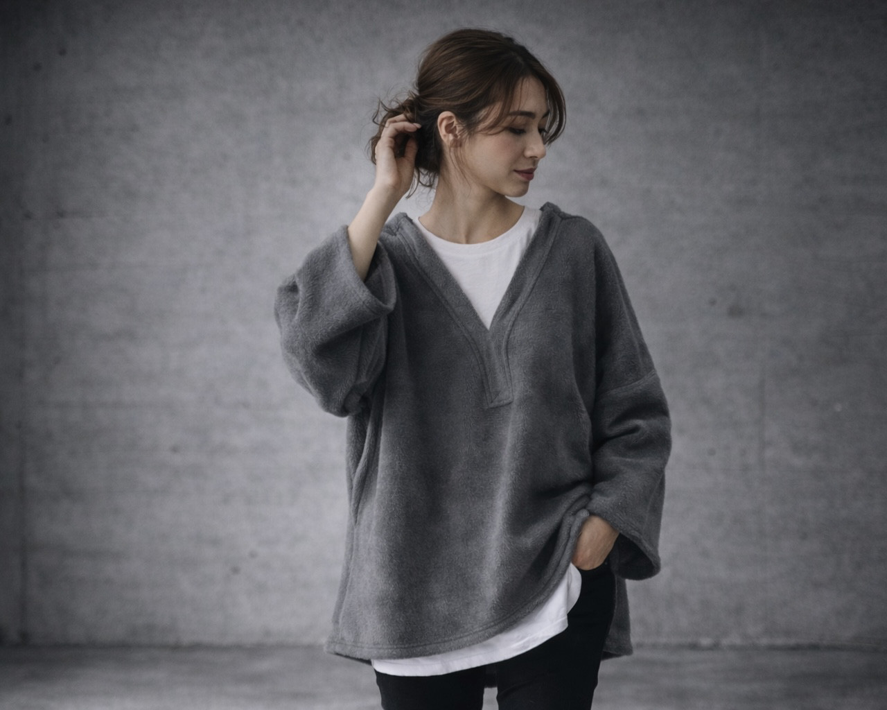 高級メルトンフリース／大人の余裕を感じさせる、ゆったりオーバーサイズのVネックプルオーバー／グレー