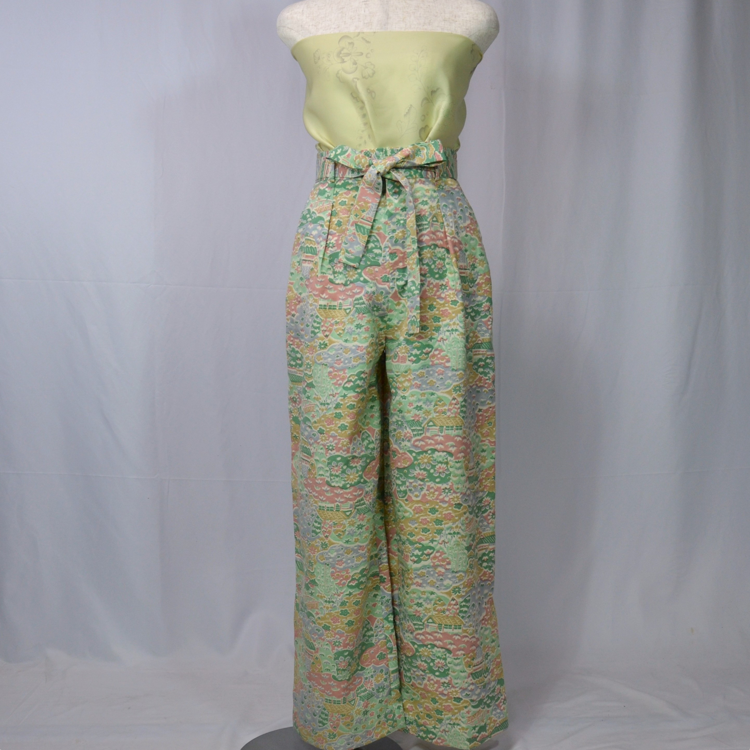 やわらかな色彩でほがらかな里山を描いた後染め紬のワイドパンツ