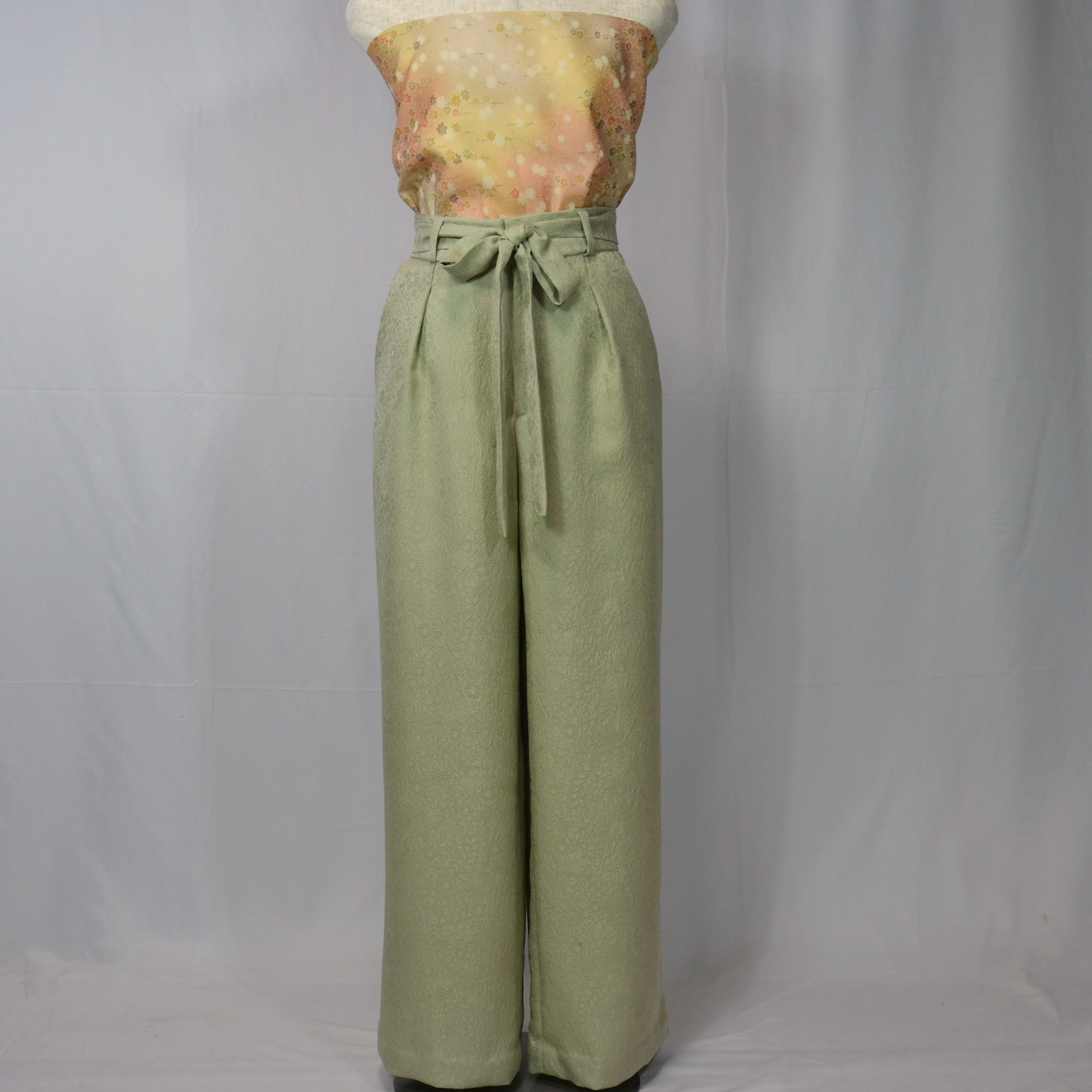 織り柄は桃山の辻が花。セージグリーンの色無地で洒落のめすワイドパンツ