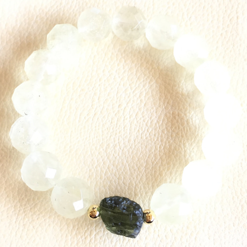 ハイグレード リビアングラス モルダバイト ブレスレット 古の光と太陽、惑星の記憶✴︎軸を整え、気を通す✴︎急速な癒しと浄化