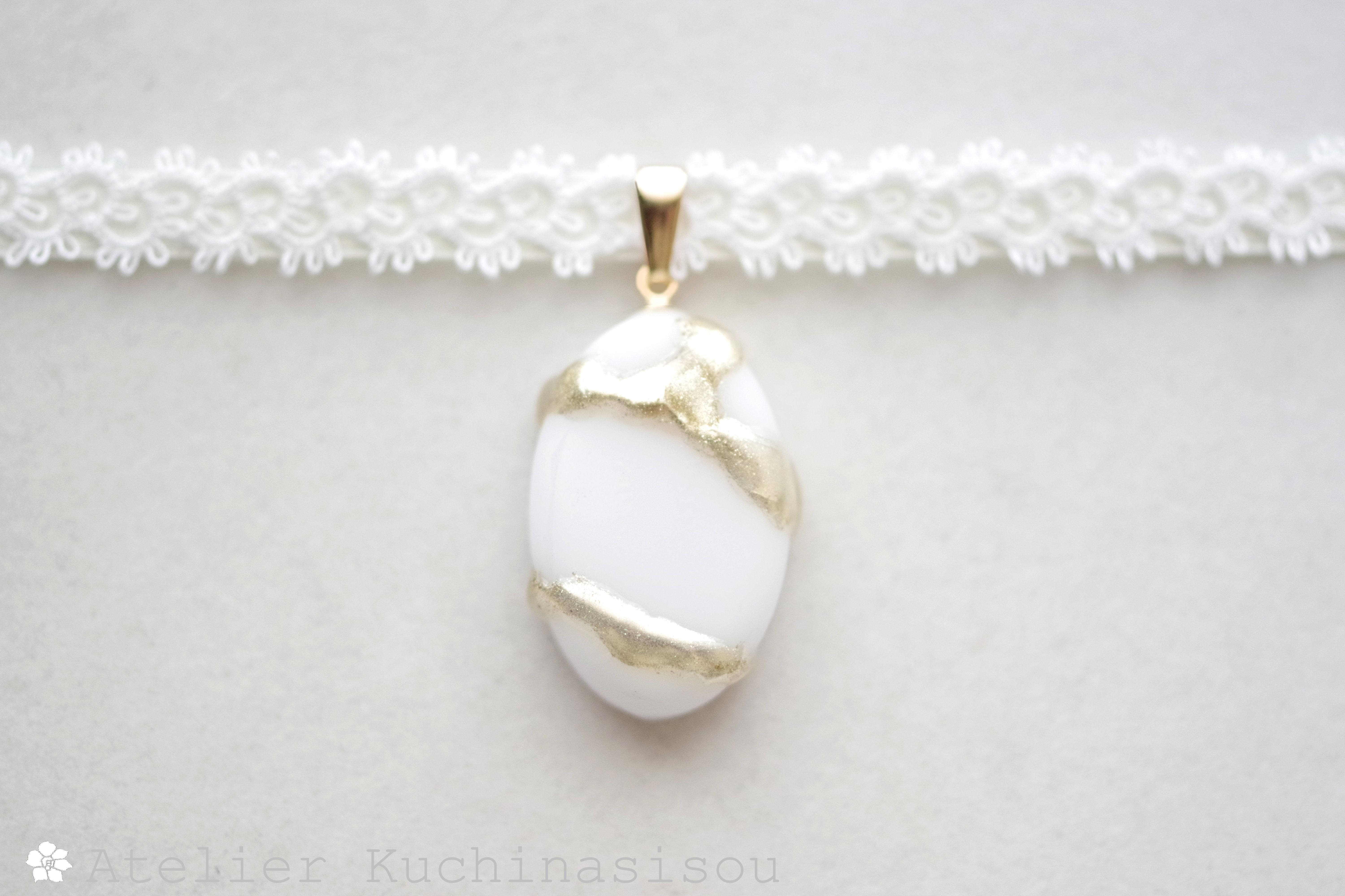 【受注製作】レジンアート　楕円モチーフとタティングレースとサテンリボンのチョーカー〈ホワイトスノー〉