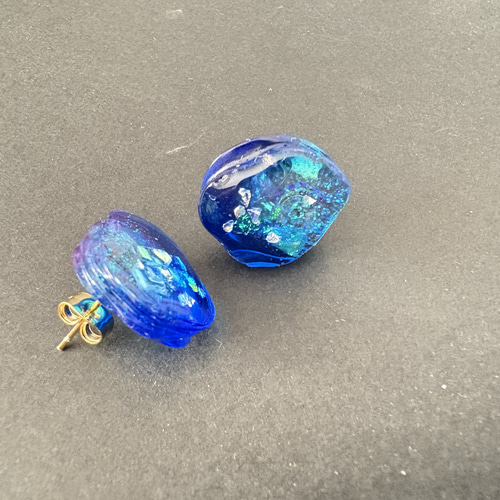 深海のきらめき透明感あふれるブルーレジンピアス ピアス