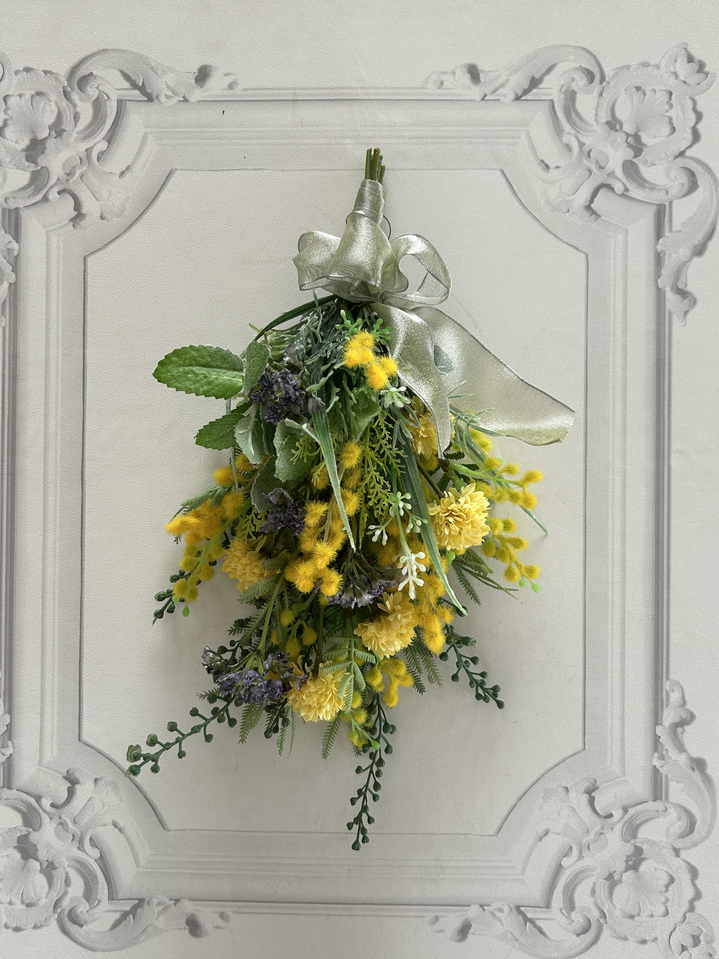 “ミモザのミニスワッグ”. 花材は全てアーティフィシャルフラワー(造花) 水やりなどお手入れ要らず、フラワーギフトにも