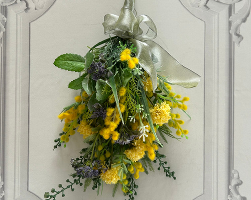 ミモザのミニスワッグ”. 花材は全てアーティフィシャルフラワー(造花