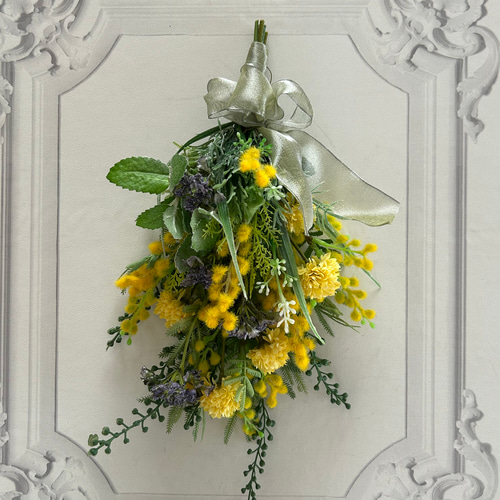 ミモザのミニスワッグ”. 花材は全てアーティフィシャルフラワー(造花