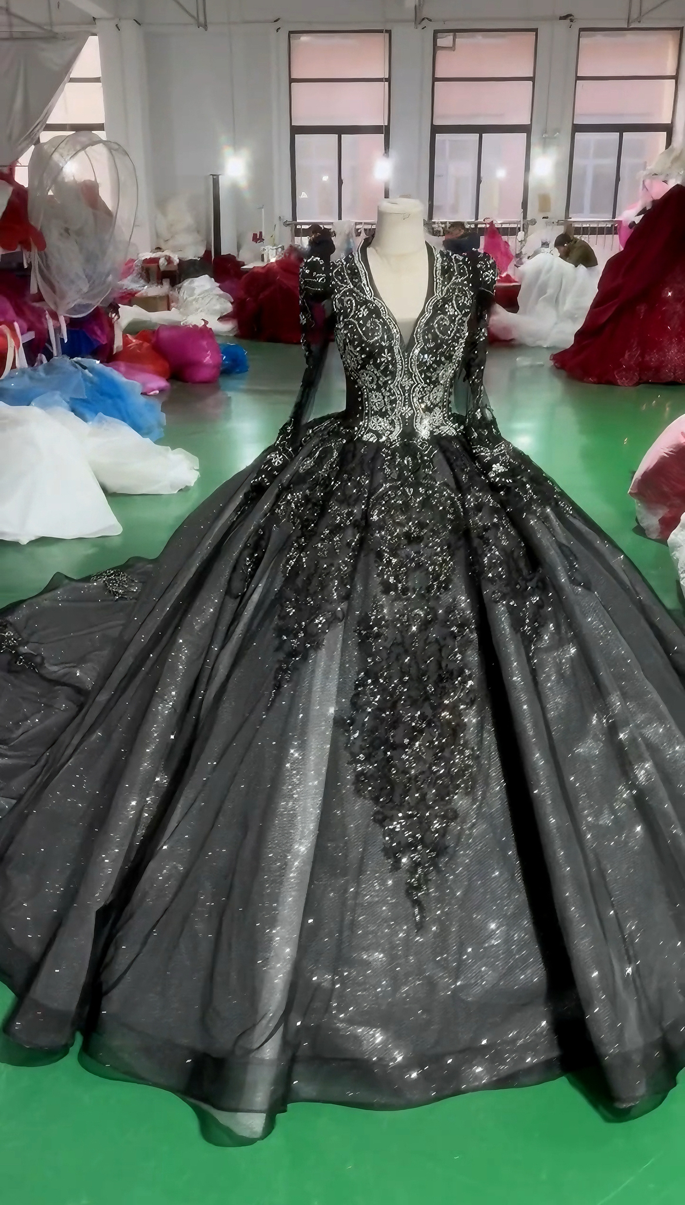 高品質保証！ブラック　かっこいいカラードレス　女王派　キラキラ　ビジュー付き　エレガントなレース　vネック長袖冬婚春婚