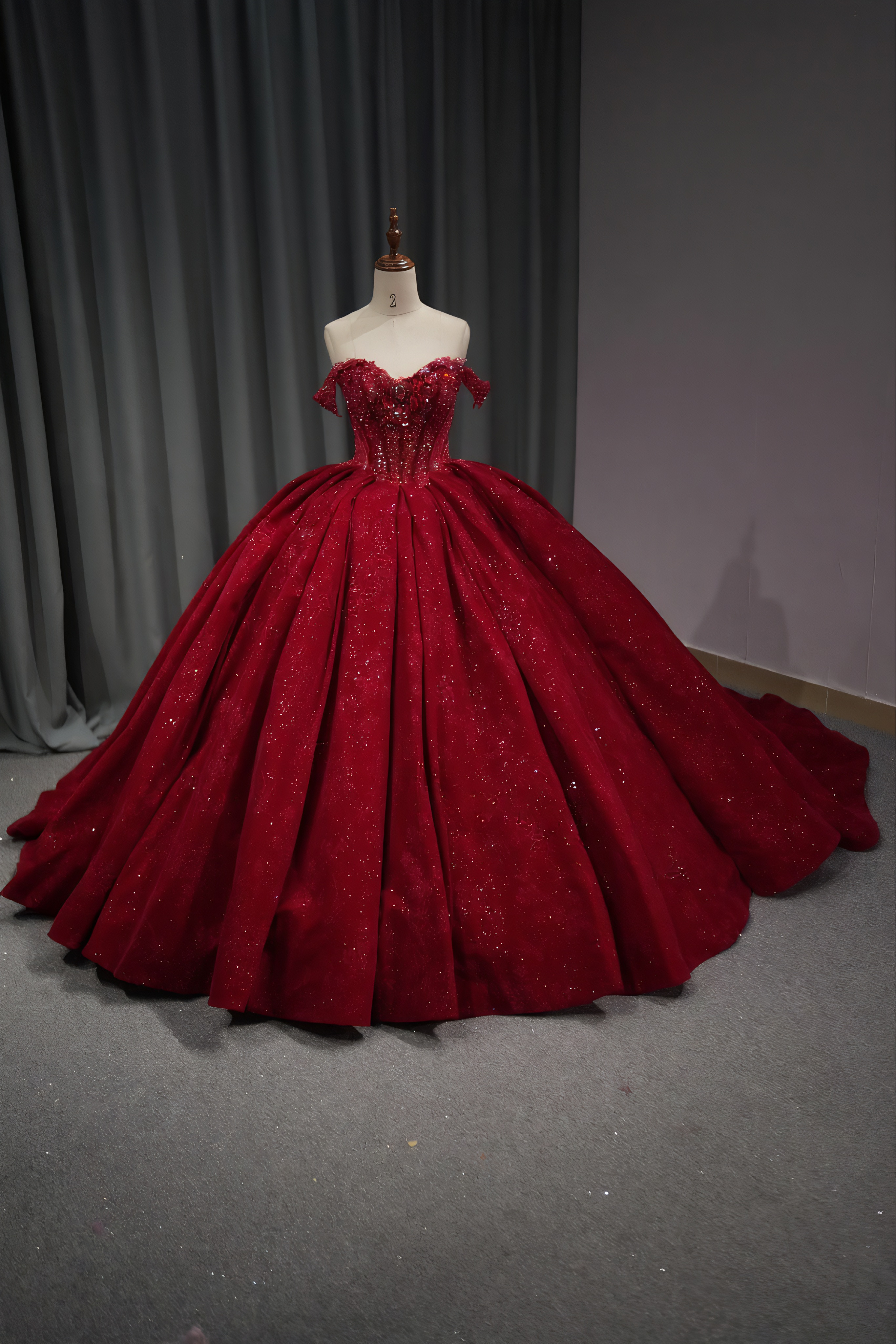 ダンスパーティー　カラードレス　ワインレッド　オフショルダー　二の腕を隠せる　ロングトレーン　プリンセスラインスパコール