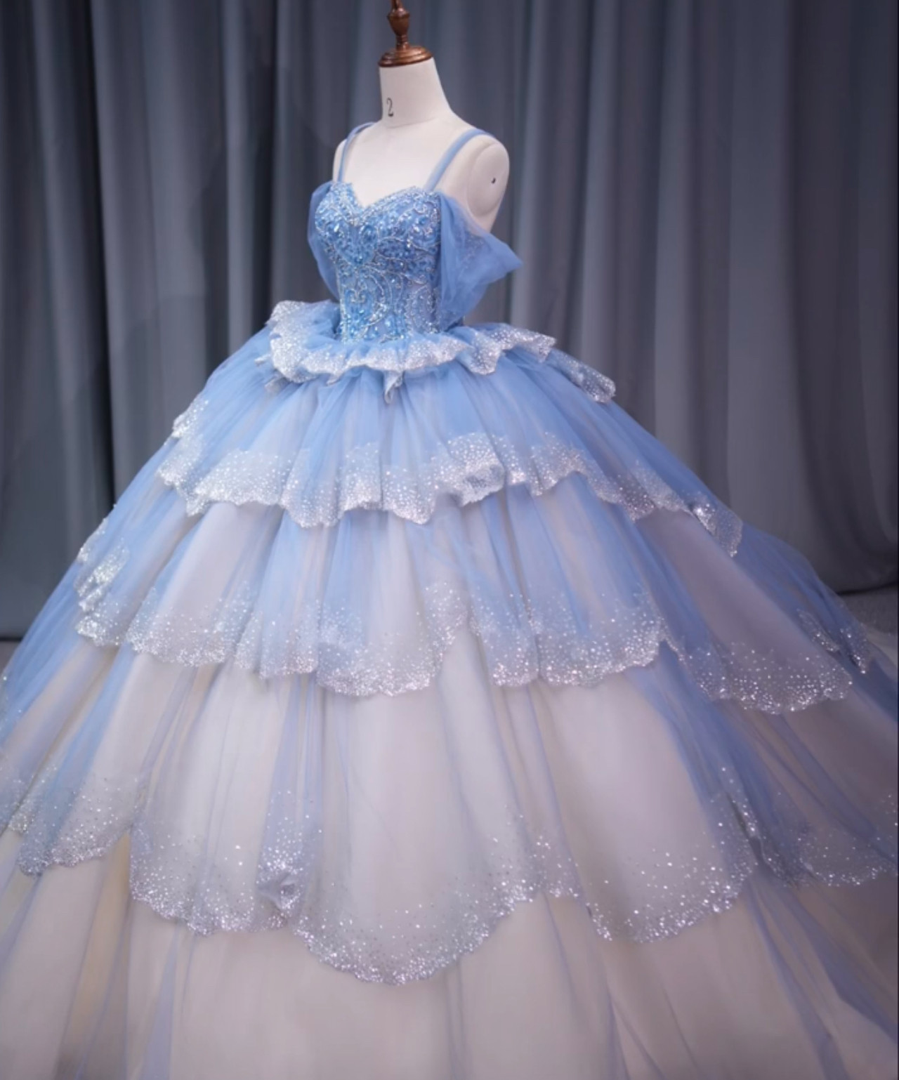 上質なドレス　グラデーション多層チュール　ボリューム感ラッフルスカート　キラキラ　ストーン付き　オフショルダー　水波模様