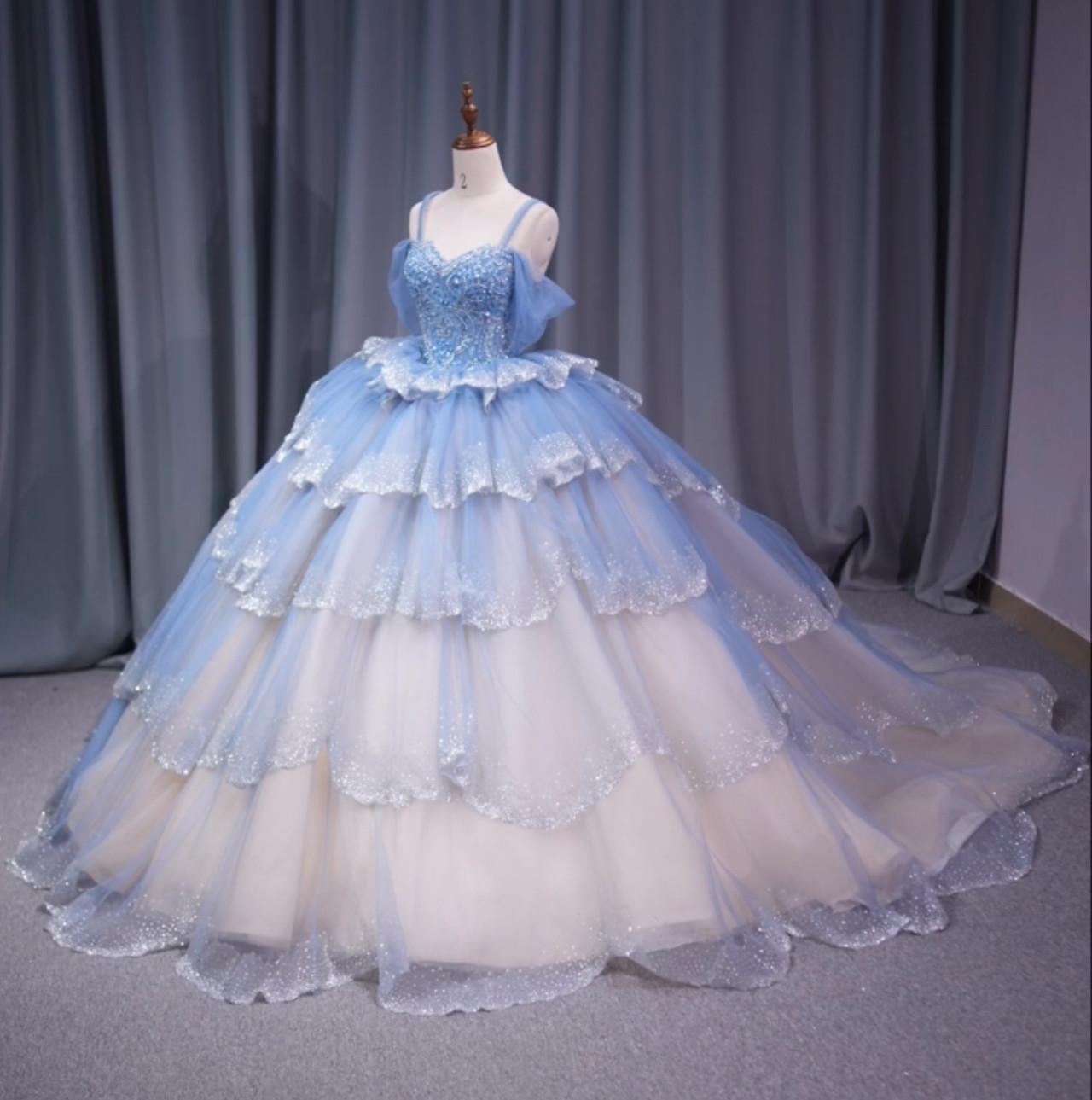 上質なドレス　グラデーション多層チュール　ボリューム感ラッフルスカート　キラキラ　ストーン付き　オフショルダー　水波模様