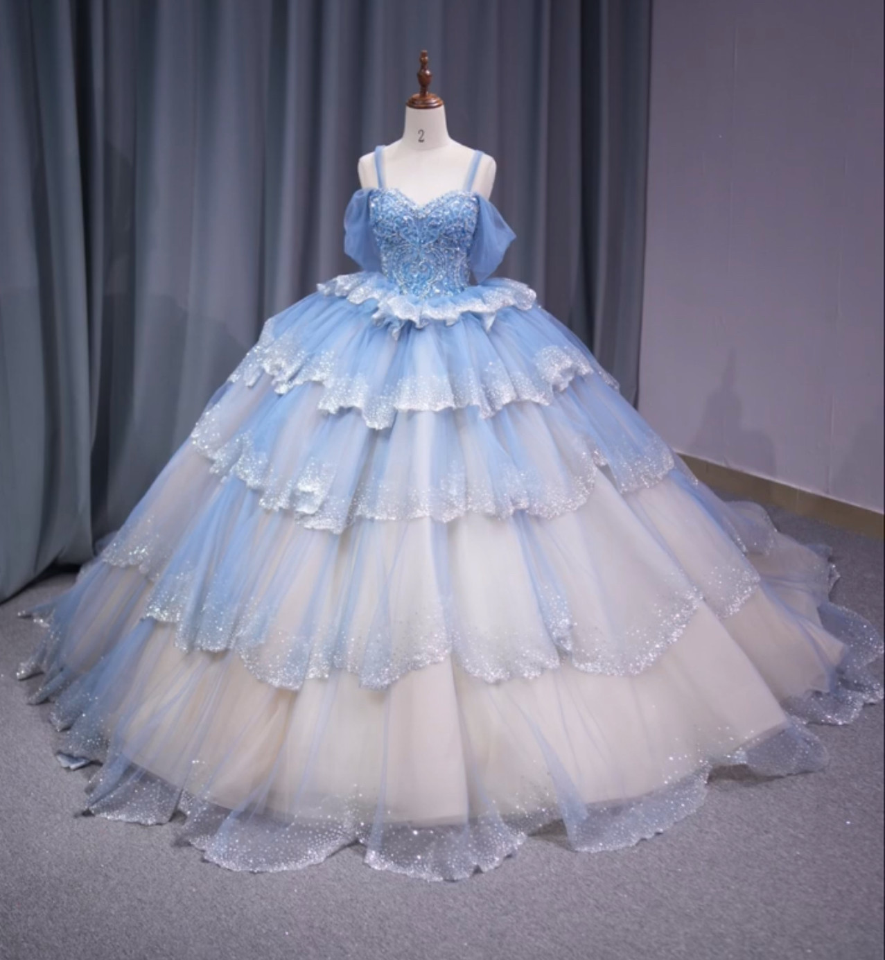 上質なドレス　グラデーション多層チュール　ボリューム感ラッフルスカート　キラキラ　ストーン付き　オフショルダー　水波模様