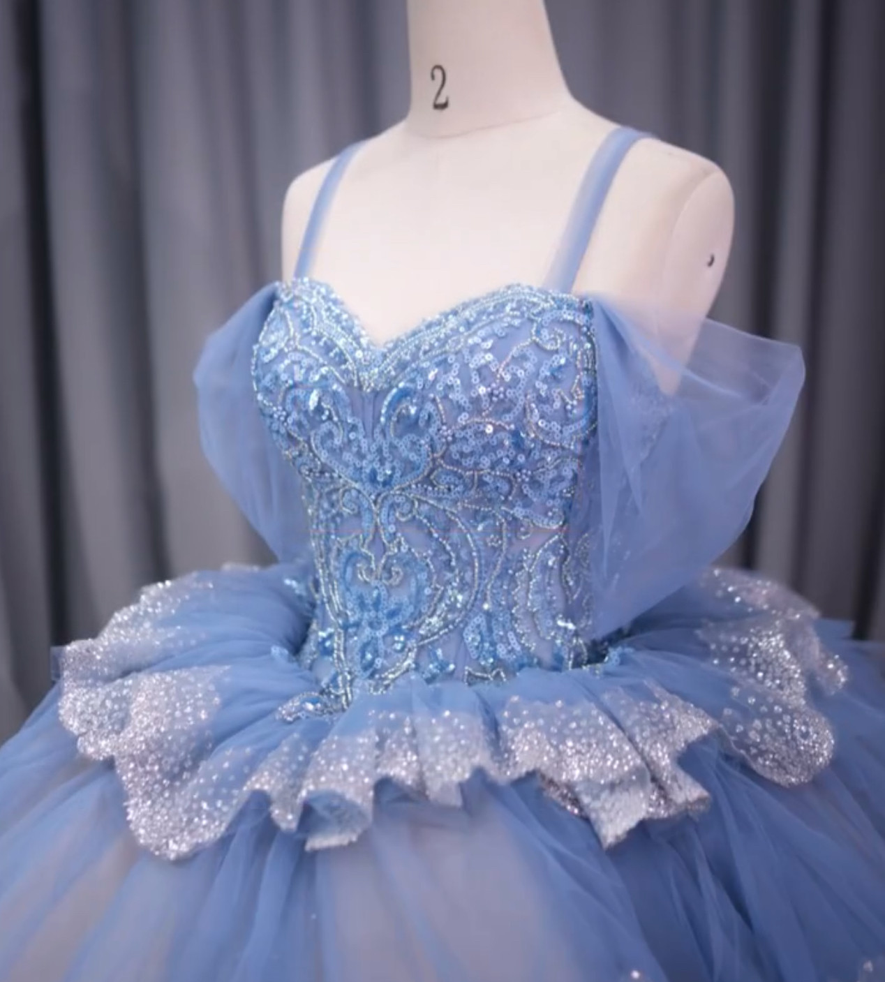 上質なドレス　グラデーション多層チュール　ボリューム感ラッフルスカート　キラキラ　ストーン付き　オフショルダー　水波模様