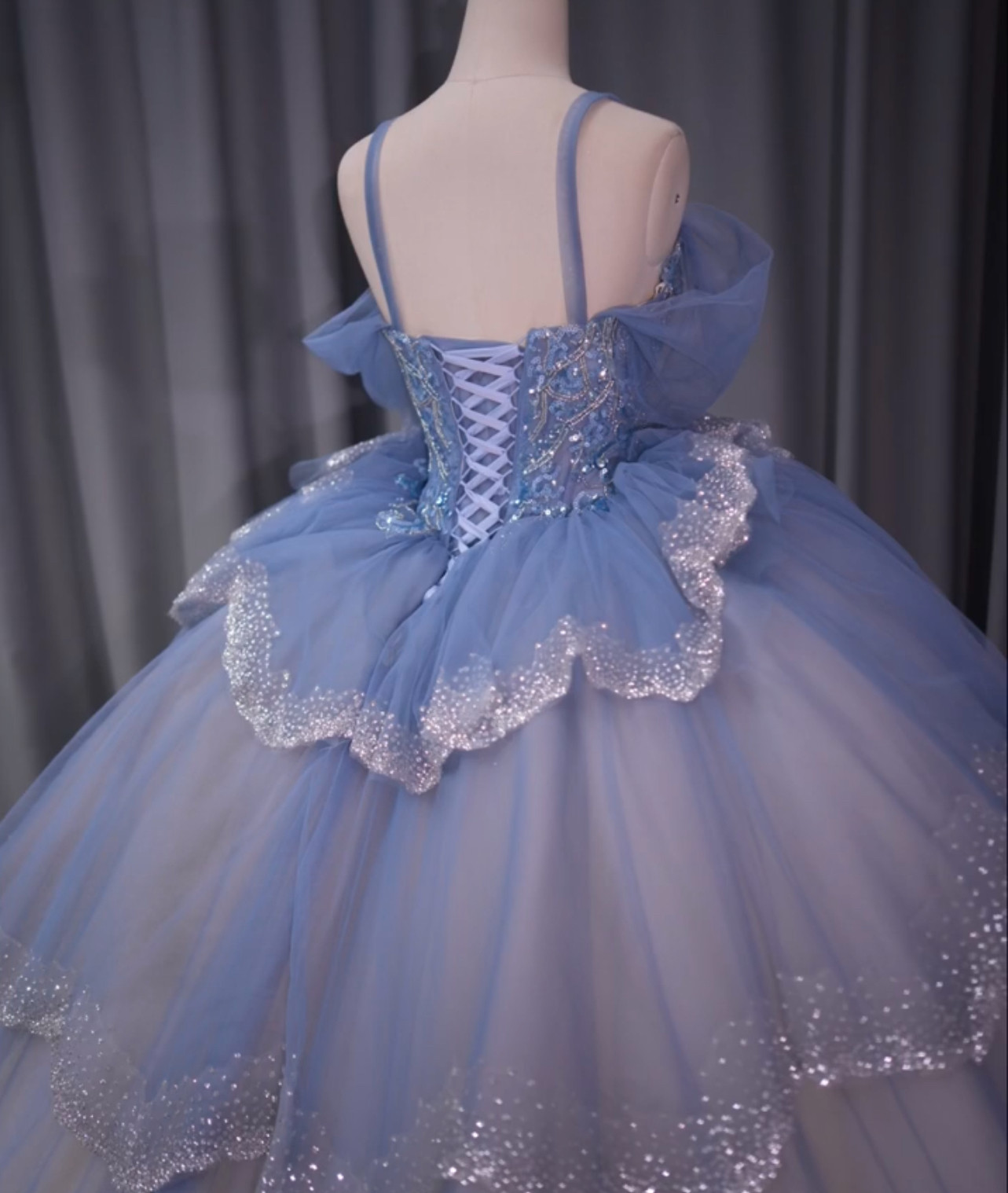 上質なドレス　グラデーション多層チュール　ボリューム感ラッフルスカート　キラキラ　ストーン付き　オフショルダー　水波模様