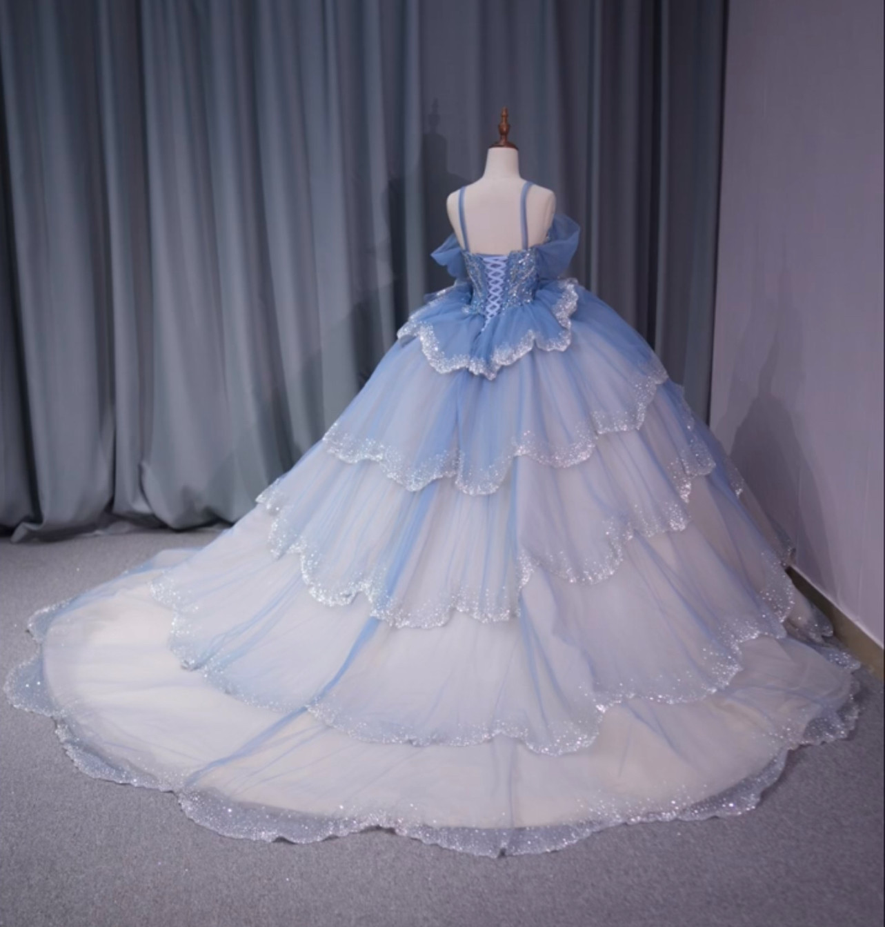 上質なドレス　グラデーション多層チュール　ボリューム感ラッフルスカート　キラキラ　ストーン付き　オフショルダー　水波模様