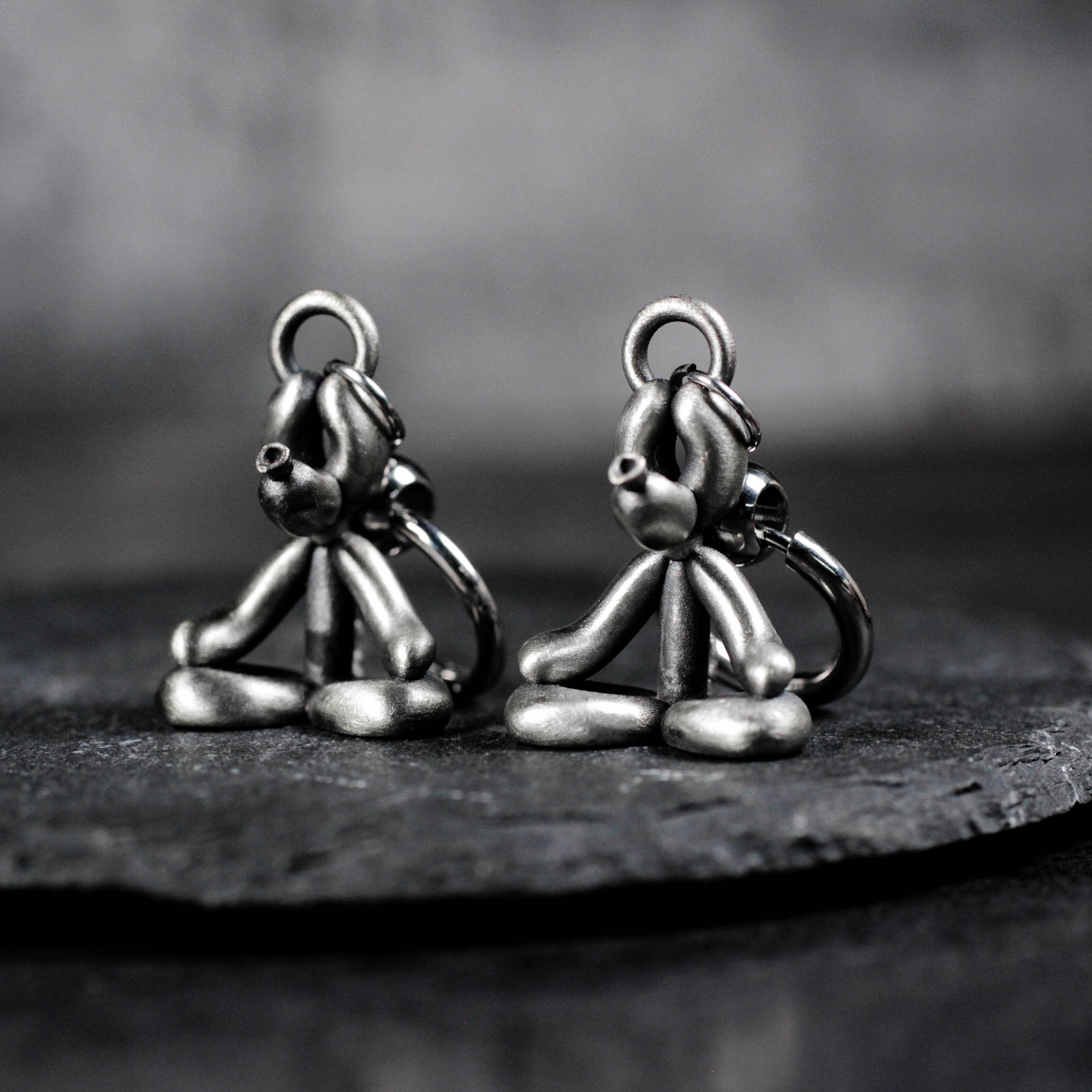 シルバーバルーンドッグイヤリング：手作りゴシックジュエリーギフト