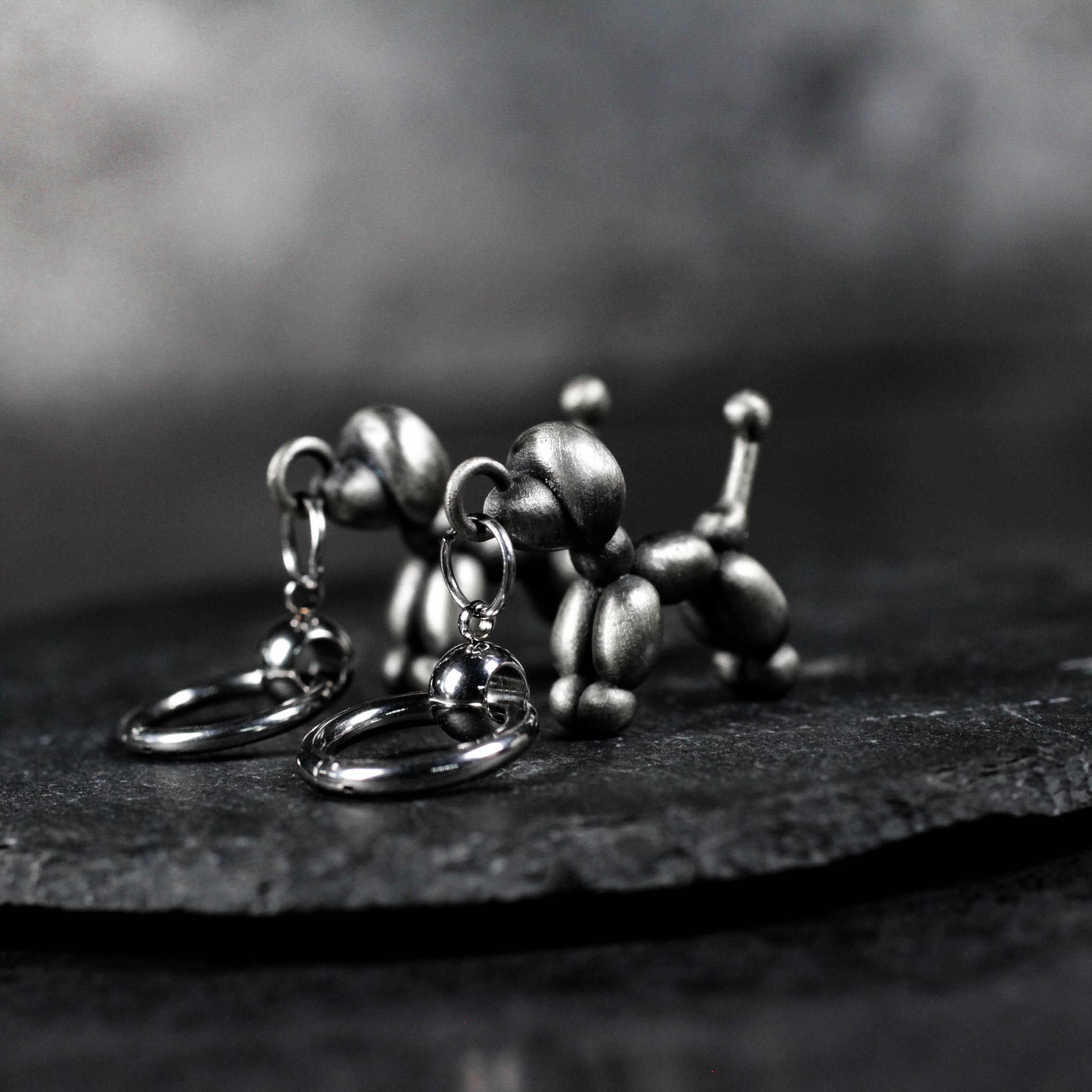 スターリングシルバーのバルーンドッグフープイヤリング - ゴシックペットジュエリー