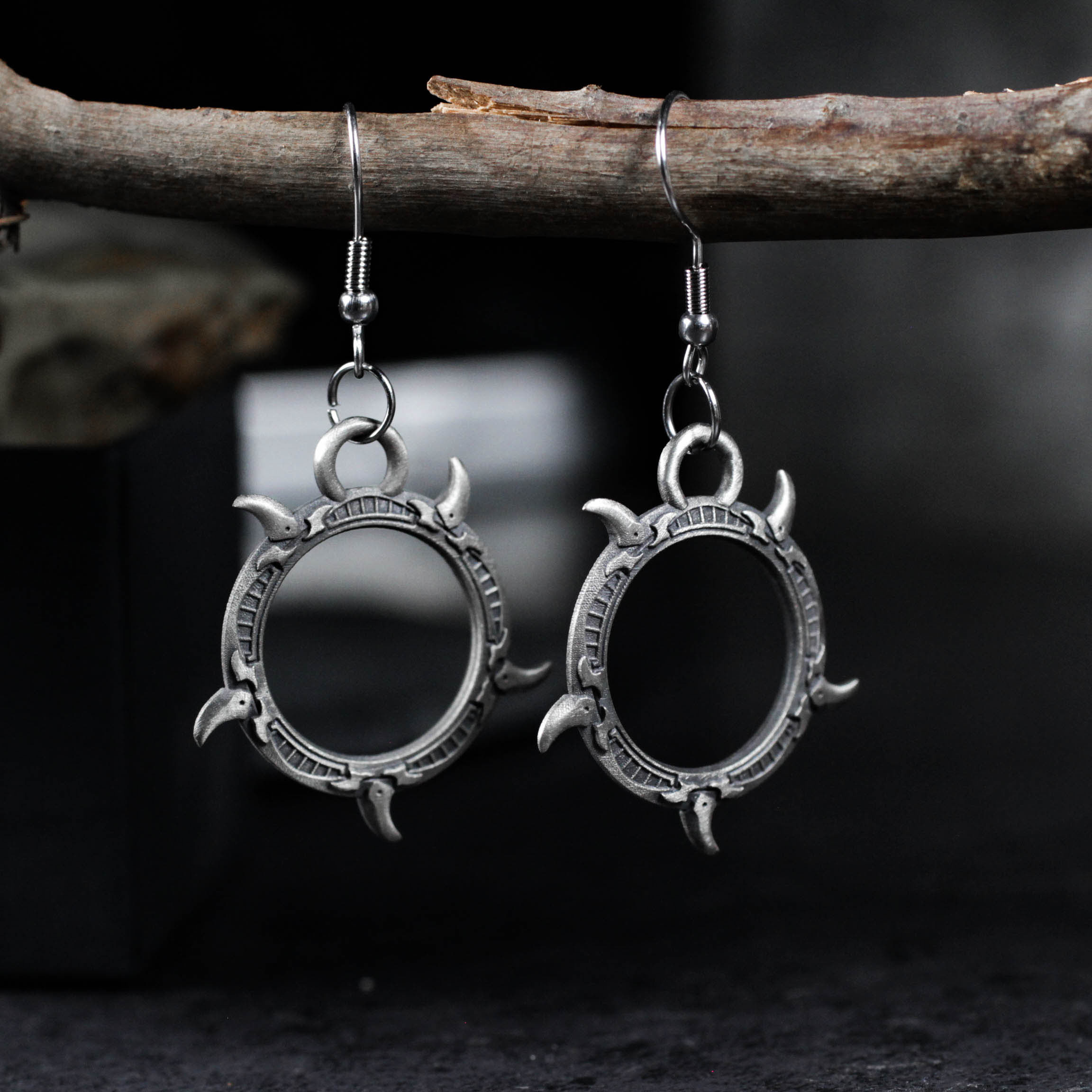 シルバーゴシックムーンフェイズフープイヤリング：ハンドメイドフェスティバルジュエリー