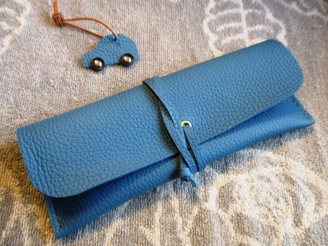 【再出品】あくまでもシンプルな手縫いのロールペンケース　トリヨン製