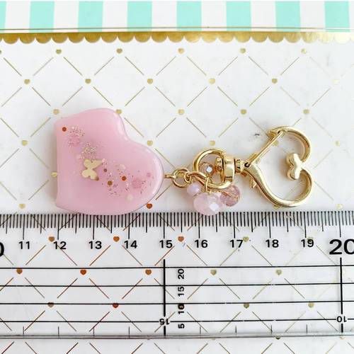 【3110】グランドピアノキーホルダー マトリカリアとシマエナガちゃん♡ 3110】グランドピアノキーホルダー マトリカリアとシマエナガちゃん