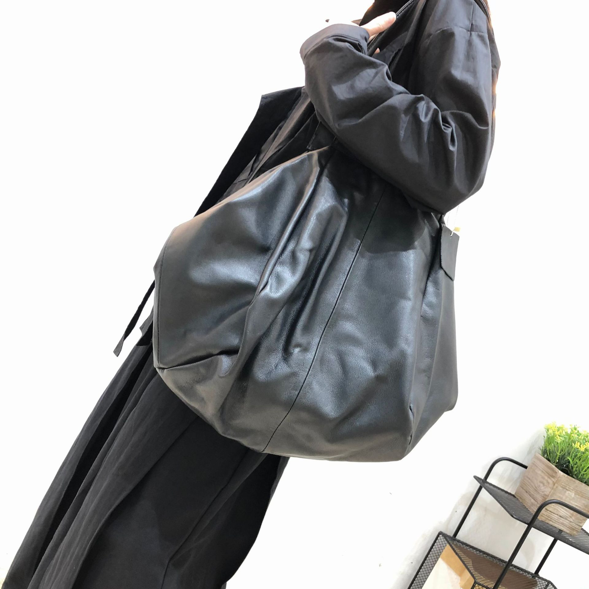 本革 ワンショルダーバッグ｜シェル型・シンプルデザイン・ミディアムサイズ