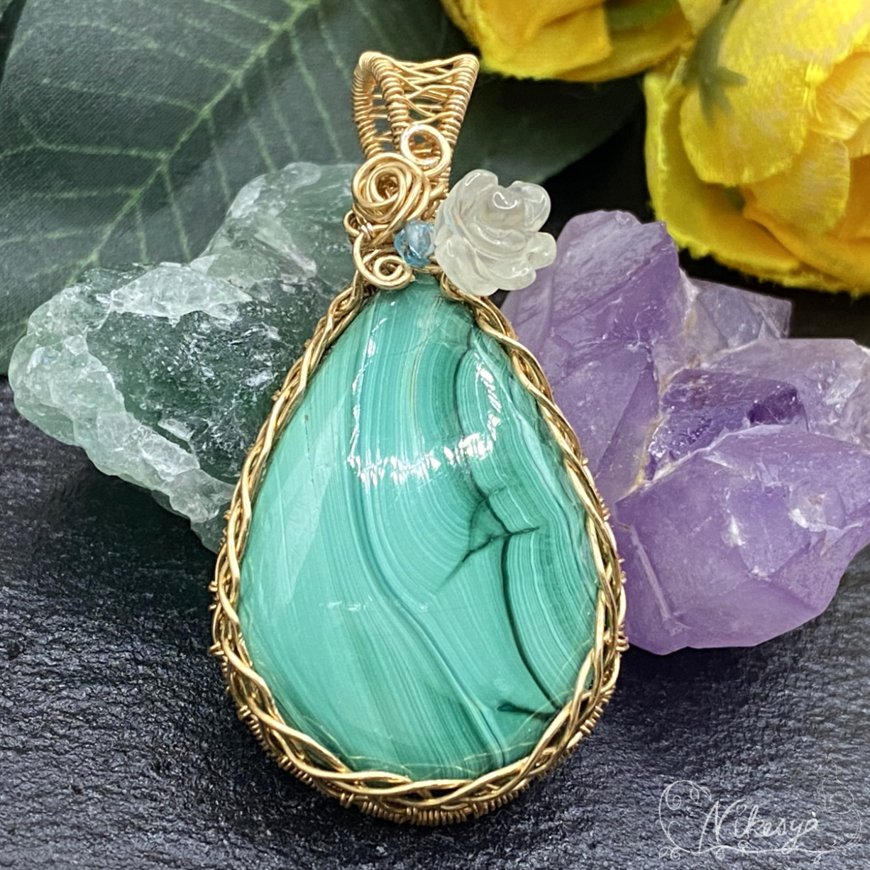 <エレガンスの結晶>マラカイトと薔薇のペンダントトップ【ワイヤーアクセサリー】【一点もの】【送料無料】