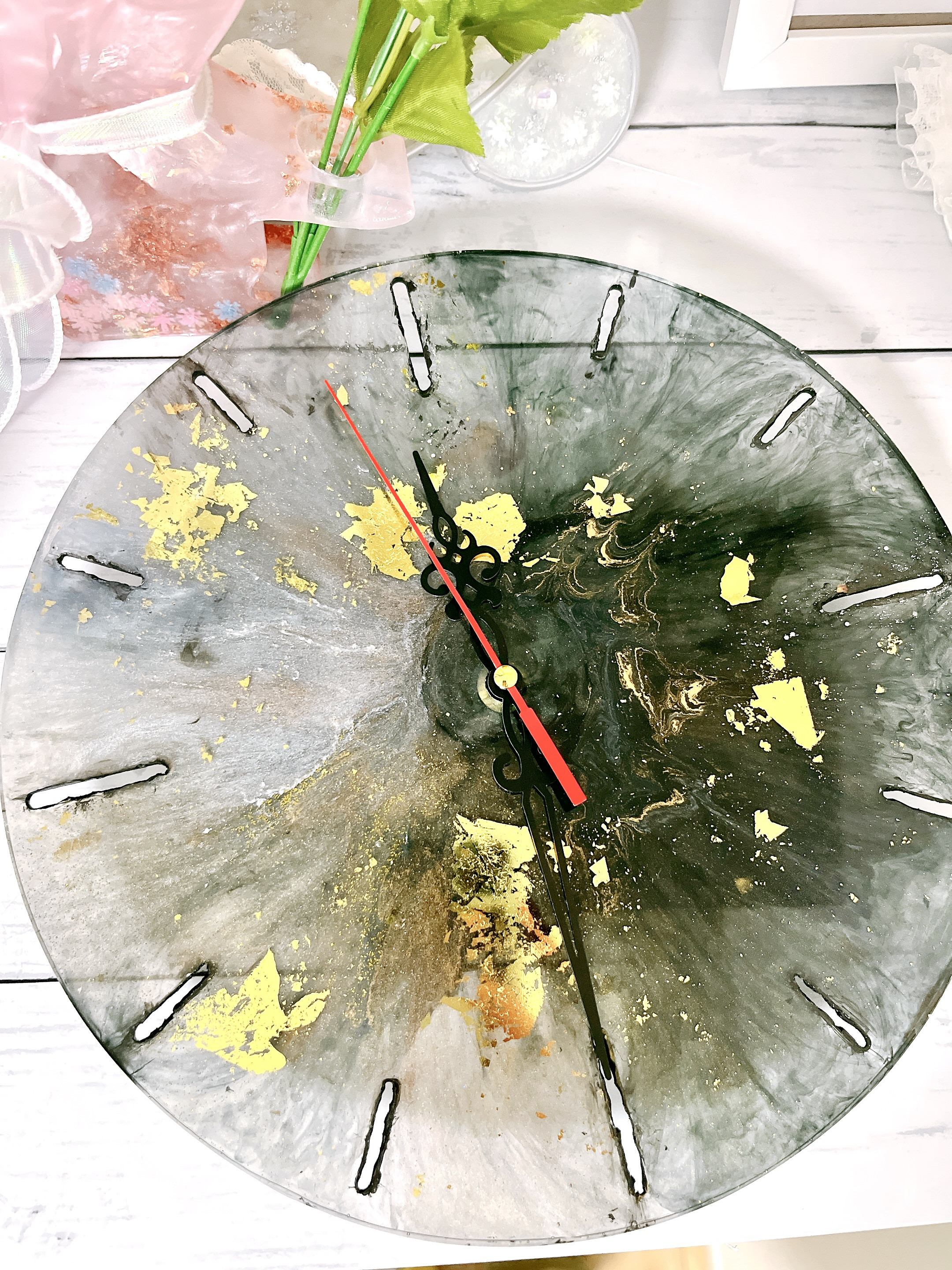 時計　壁掛け時計　ハンドメイド　レジン　誕生日プレゼント　モノクロ　シンプル　プレゼント　金箔