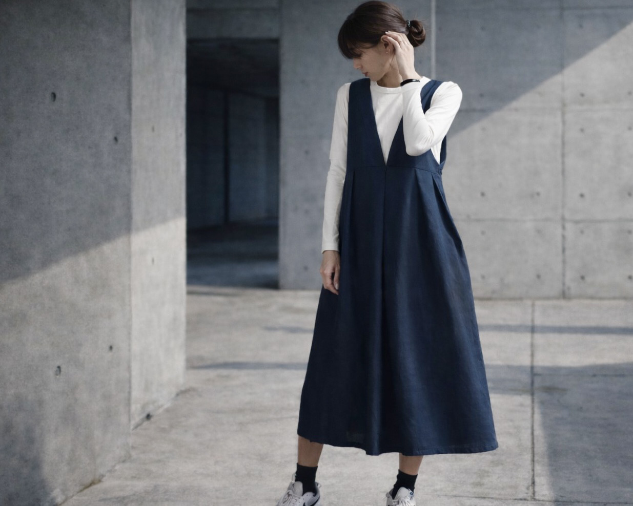 くるみボタンがアクセント！後ろ姿が綺麗なコットンリネンワンピース／前後2wayタックリネンジャンパースカート／ネイビー